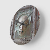 Wasserspeierplatte von der links Tür des Portals, Runde Wanduhr (Winkel)