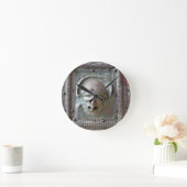 Wasserspeierplatte von der links Tür des Portals, Runde Wanduhr (Zuhause)