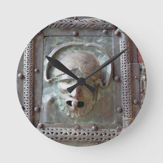 Wasserspeierplatte von der links Tür des Portals, Runde Wanduhr (Vorderseite)