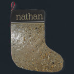 Wassersportzentrum Muscheln Beach Sand Summer Kleiner Weihnachtsstrumpf<br><div class="desc">Ideal für die Dekoration von Ferien! Am weihnachtlichen Strumpf befindet sich ein Originalfoto aus Steinen, Muscheln und Kies am Rande eines Sandstrandes. Dieses Design ist auch auf anderen Produkten erhältlich. Sehen Sie nicht, wonach Sie suchen? Brauchen Sie Hilfe bei der Anpassung? Kontaktieren Sie Rebecca, um etwas für Sie entworfen zu...</div>