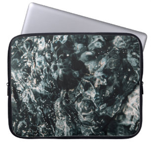 Wasserspritze auf dem Wasserkörper Laptopschutzhülle