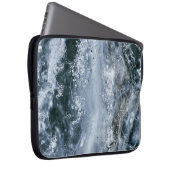 Wasserspritze auf weißem Grund Laptopschutzhülle (Vorne Rechts)