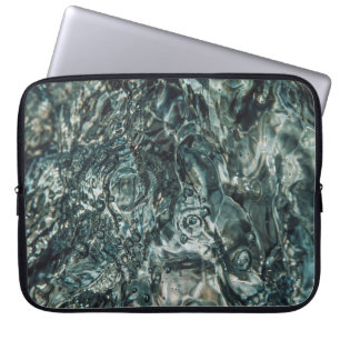Wasserspritze in nah-up-Fotografie Laptopschutzhülle