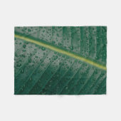 Wassertropfen auf Bananenblättern Fleecedecke (Vorderseite (Horizontal))