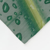 Wassertropfen auf Bananenblättern Fleecedecke (Ecke)