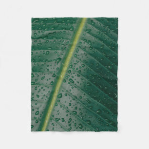 Wassertropfen auf Bananenblättern Fleecedecke