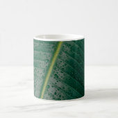 Wassertropfen auf Bananenblättern Kaffeetasse (Mittel)