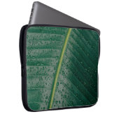 Wassertropfen auf Bananenblättern Laptopschutzhülle (Vorne Rechts)