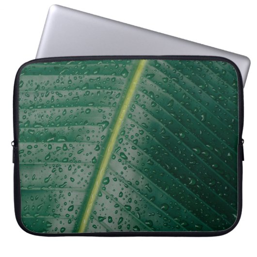 Wassertropfen auf Bananenblättern Laptopschutzhülle (Vorderseite)