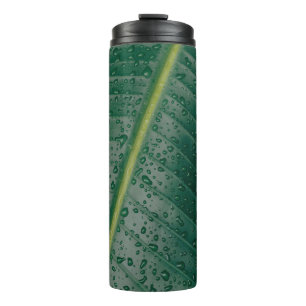 Wassertropfen auf Bananenblättern Thermosbecher