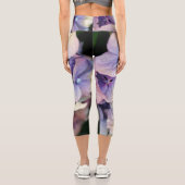 Wassertropfen auf blaue Blume Capri Leggings (Rückseite)
