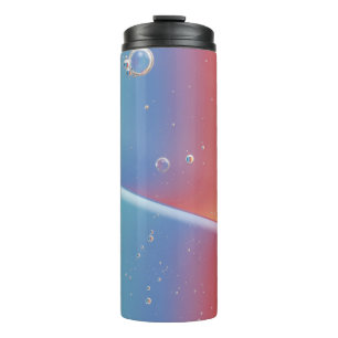 WASSERTROPFEN AUF BLAUEN KUNSTSTOFF THERMOSBECHER