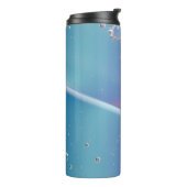 WASSERTROPFEN AUF BLAUEN KUNSTSTOFF THERMOSBECHER (Nach links gedreht)