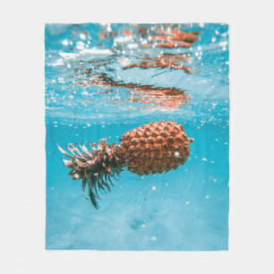 Wassertropfen auf braune Pflanze Fleecedecke