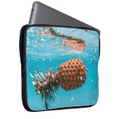 Wassertropfen auf braune Pflanze Laptopschutzhülle (Vorne Rechts)