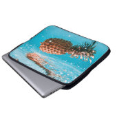 Wassertropfen auf braune Pflanze Laptopschutzhülle (Vorne Knopf)