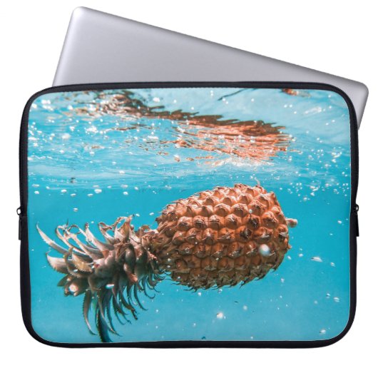 Wassertropfen auf braune Pflanze Laptopschutzhülle (Vorderseite)