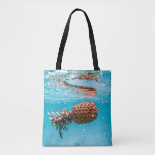 Wassertropfen auf braune Pflanze Tasche