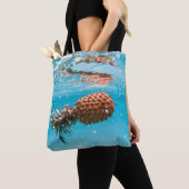 Wassertropfen auf braune Pflanze Tasche (Von Nahem)