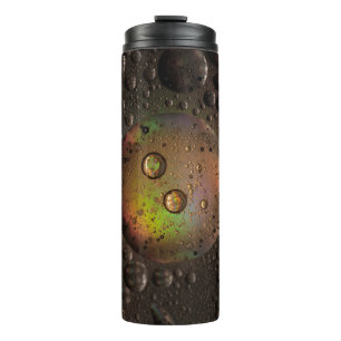 Wassertropfen auf Glasplatte Thermosbecher