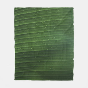 Wassertropfen auf grünem Blatt Fleecedecke