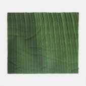 Wassertropfen auf grünem Blatt Fleecedecke (Vorderseite (Horizontal))