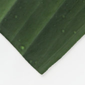 Wassertropfen auf grünem Blatt Fleecedecke (Ecke)