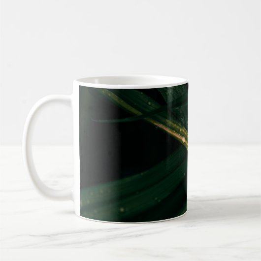 Wassertropfen auf grünem Blatt Kaffeetasse (Links)