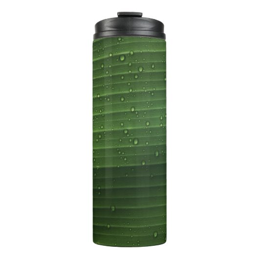 Wassertropfen auf grünem Blatt Thermosbecher (Vorderseite)