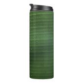 Wassertropfen auf grünem Blatt Thermosbecher (Nach rechts gedreht)