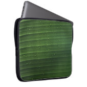Wassertropfen auf grünem Laub Laptopschutzhülle (Vorne Rechts)