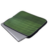 Wassertropfen auf grünem Laub Laptopschutzhülle (Vorne Knopf)