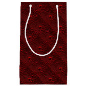 Wassertropfen auf Krimsonmetall Kleine Geschenktüte (Vorderseite)