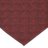 Wassertropfen auf Krimsonmetall Tischdecke (Schrägansicht)
