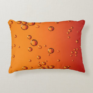 Wassertropfen auf orangefarbener Oberfläche Dekokissen