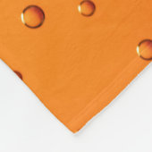 Wassertropfen auf orangefarbener Oberfläche Fleecedecke (Ecke)