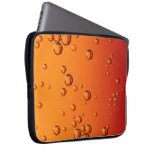 Wassertropfen auf orangefarbener Oberfläche Laptopschutzhülle (Vorne Rechts)