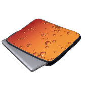 Wassertropfen auf orangefarbener Oberfläche Laptopschutzhülle (Vorne Knopf)