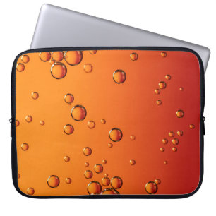 Wassertropfen auf orangefarbener Oberfläche Laptopschutzhülle