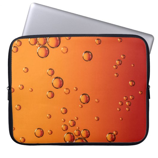 Wassertropfen auf orangefarbener Oberfläche Laptopschutzhülle (Vorderseite)