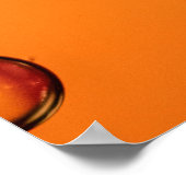 Wassertropfen auf orangefarbener Oberfläche Poster (Ecke)