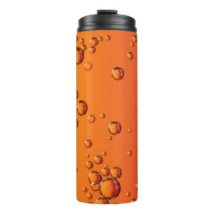 Wassertropfen auf orangefarbener Oberfläche Thermosbecher