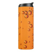 Wassertropfen auf orangefarbener Oberfläche Thermosbecher (Nach links gedreht)