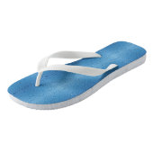 Wassertropfen gegen den blauen Himmel Badesandalen (Schrägansicht)