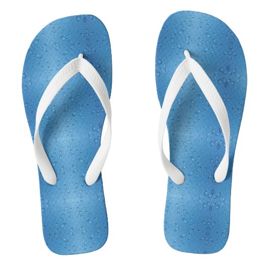 Wassertropfen gegen den blauen Himmel Badesandalen (Fußbett)