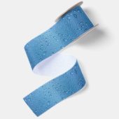 Wassertropfen gegen den blauen Himmel Satinband (Rückseite)