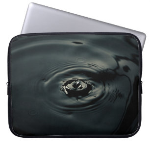 WASSERTROPFEN IM WASSER LAPTOPSCHUTZHÜLLE