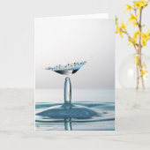 Wassertropfen kollidieren, um einen Regenschirm zu Karte (Gelbe Blume)