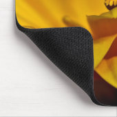 Wassertropfen mit Reflektion von Gerbera Daisy Mousepad (Ecke)