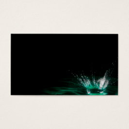 Wassertropfenspritze auf schwarzem Hintergrund